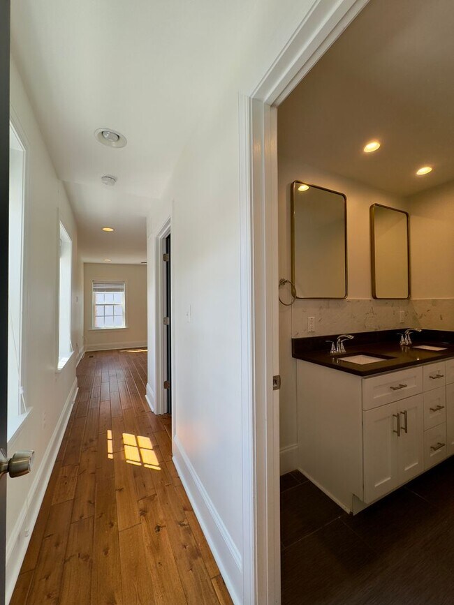 Building Photo - Elegant 3 Bedroom/3.5 Bathroom Townhome in...