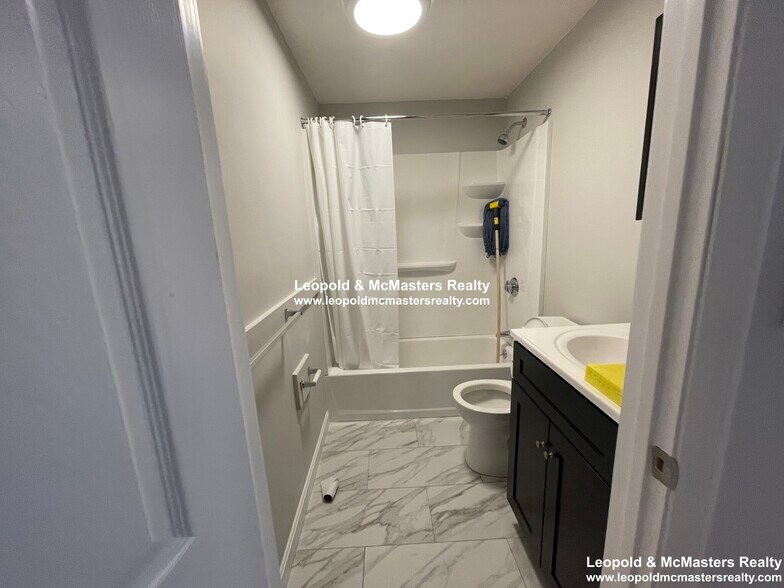 Building Photo - 142 Davis Ave