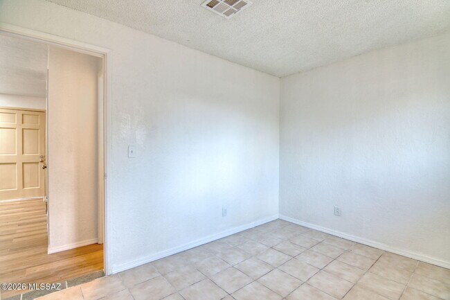 Building Photo - 5655 E 28th St