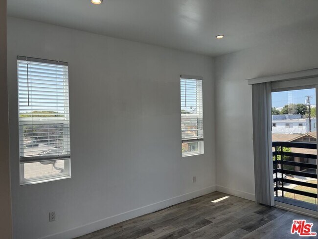 Building Photo - 644 N Manhattan Pl
