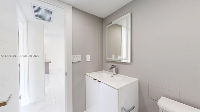 Building Photo - 3625 N Country Club Dr