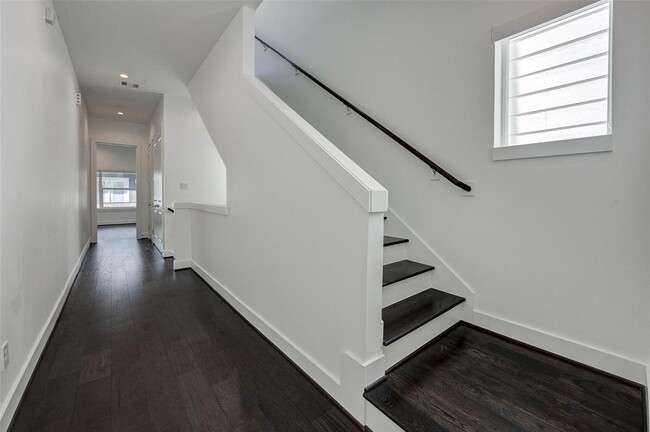 Building Photo - 5837 Dolores St