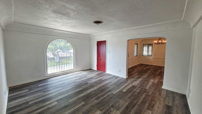 Building Photo - Large 3 Bedroom 2 Bath Front House!