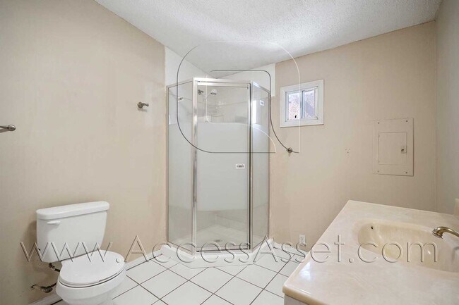 Building Photo - Charming 4 Bed/2.5 Bath Home With Spacious Backyard And Gated Entrance!