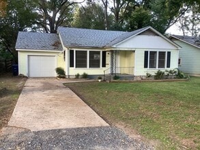 Building Photo - 2 Bedroom 1 Bath available for Rent