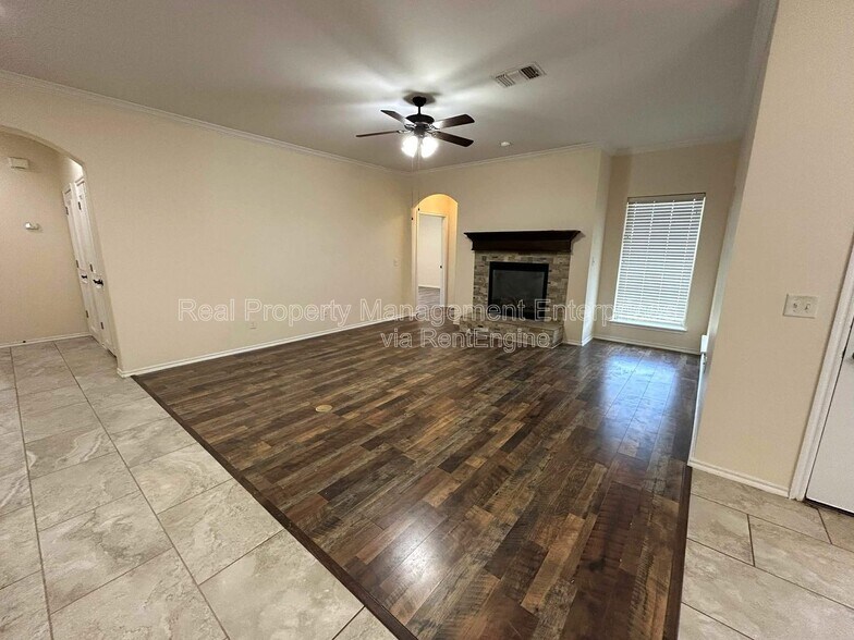 Building Photo - 10237 Hawthorn Dr