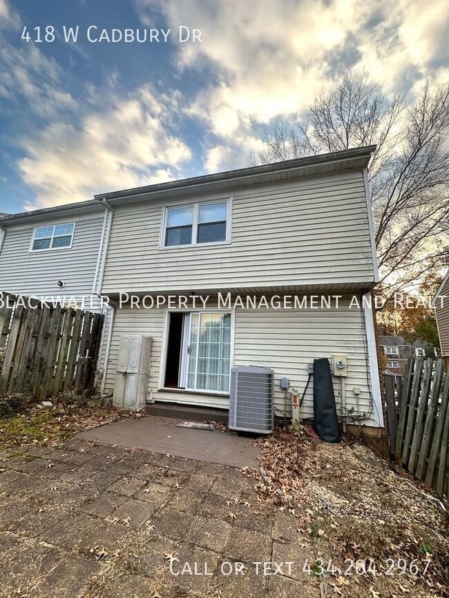 Building Photo - 3 Bedroom Townhome in Georgetown Forest! W...