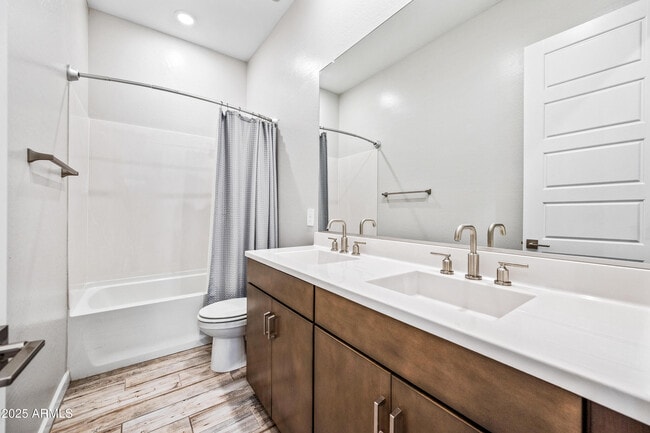 Building Photo - 4827 E Village Dr