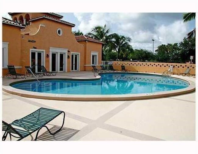 Building Photo - 6707 N Kendall Dr