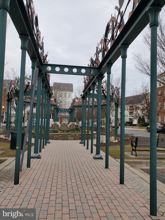 Building Photo - 420 Main St