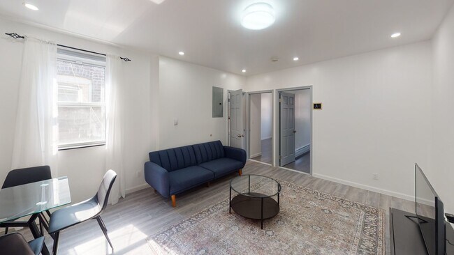Building Photo - Queen room in 4-bed/2.0-bath Home