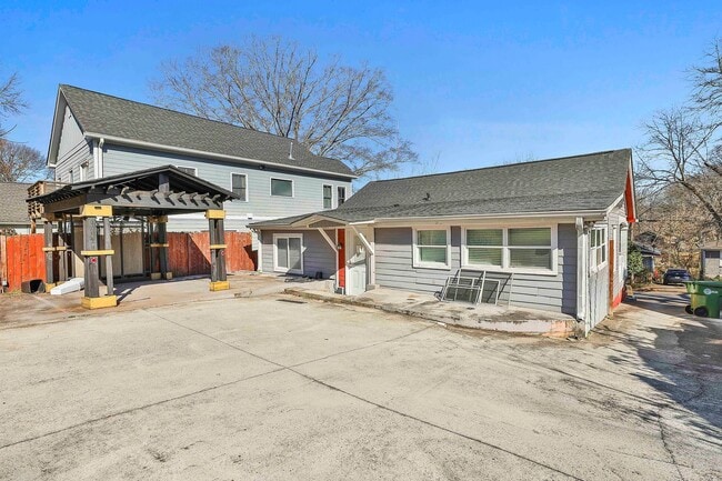 Building Photo - Character-Filled 3BR Home Near Grant Park & Summerhill