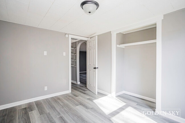 Building Photo - 1609 S Oakdale Dr