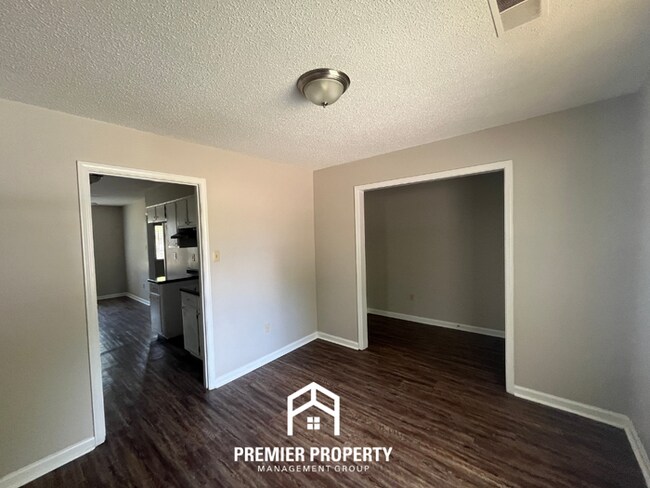 Building Photo - 5999 Pebblehill Dr