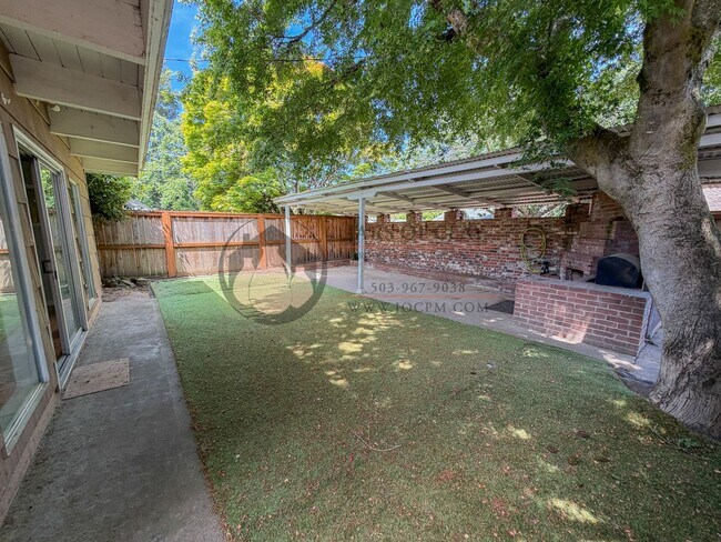 Building Photo - Spacious NE Salem Character Home | Pet Friendly | Central Heat