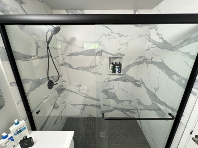 Building Photo - Beautifully Upgraded 5 Bed 4 Bath Orange Pool Home