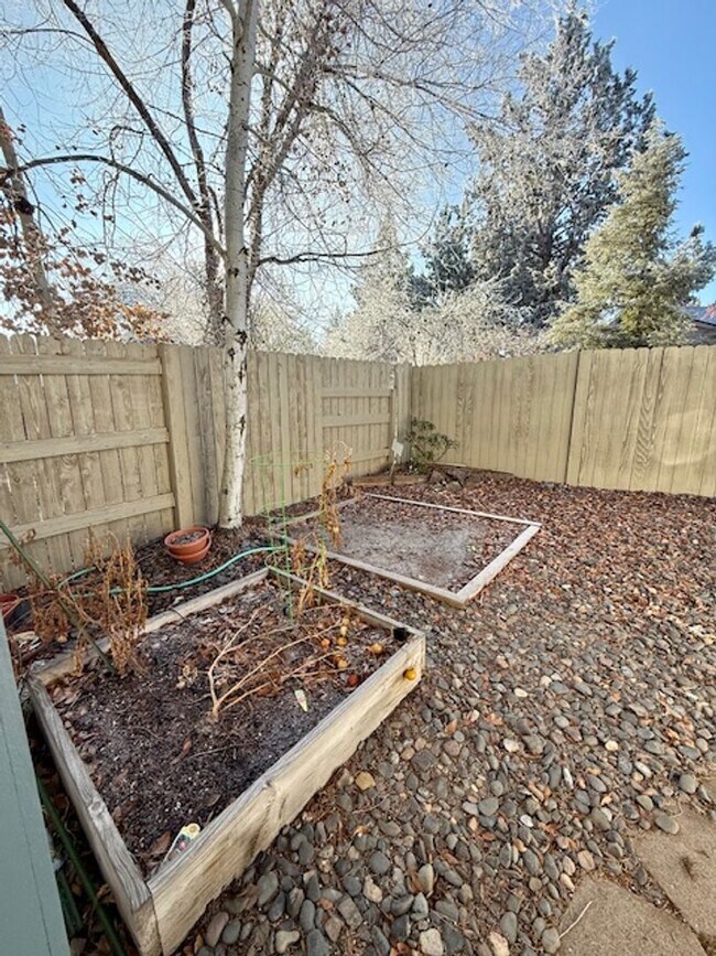 Building Photo - Lovely NE 3 Bedroom Home w/Large Yard & Mowing Included!