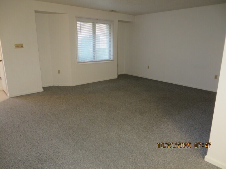 Building Photo - 2016 E 10th St