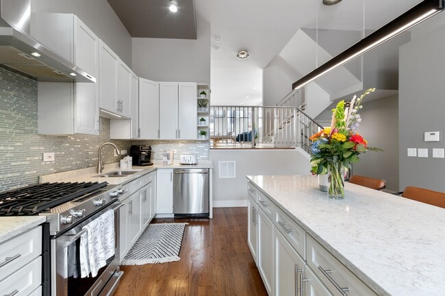 Building Photo - 1527 W Pearson St