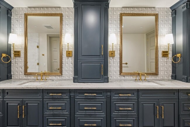 Building Photo - 1717 Bissonnet St