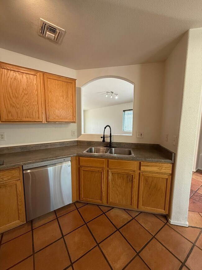 Building Photo - NEW CARPET! 3 Bed / 2 Bath Single Family H...