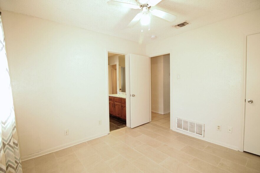 Building Photo - 711 Dickey Dr