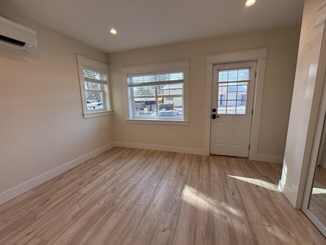 Building Photo - 480 SE Reed Market Rd