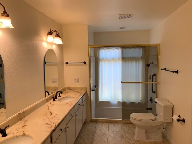 Building Photo - 2579 Pepperwood Dr