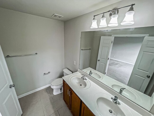 Building Photo - Beautiful and Spacious 3 Bed 2/2 Bath Bric...