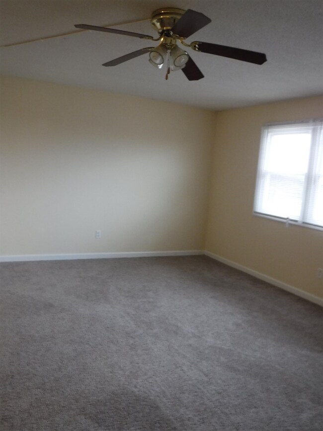 Building Photo - 930 E Colonial Manor Dr