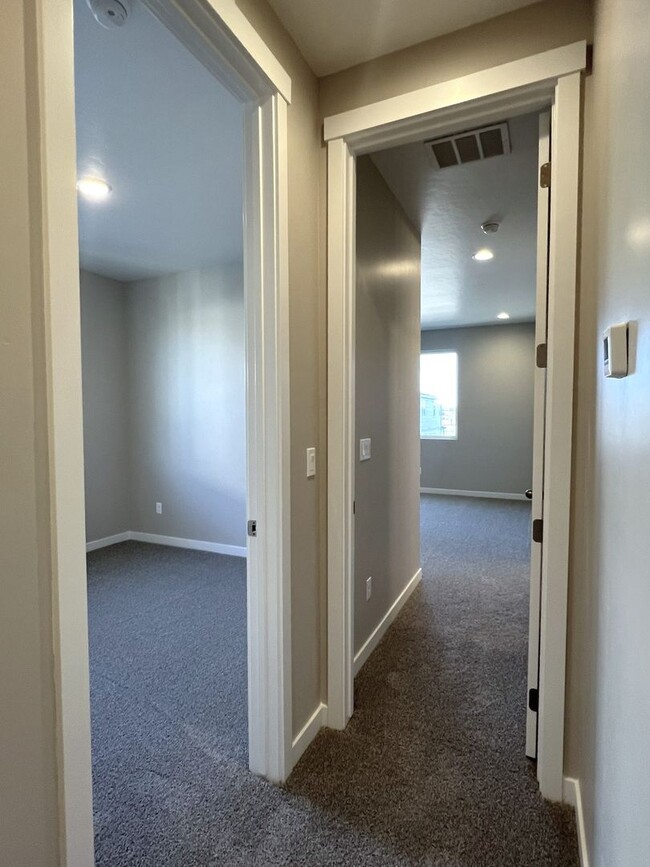 Building Photo - Brand new 3 bed 2.5 bath townhome in Stars...