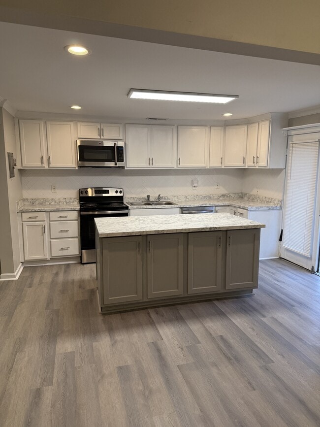 Building Photo - 401 1st Ave N