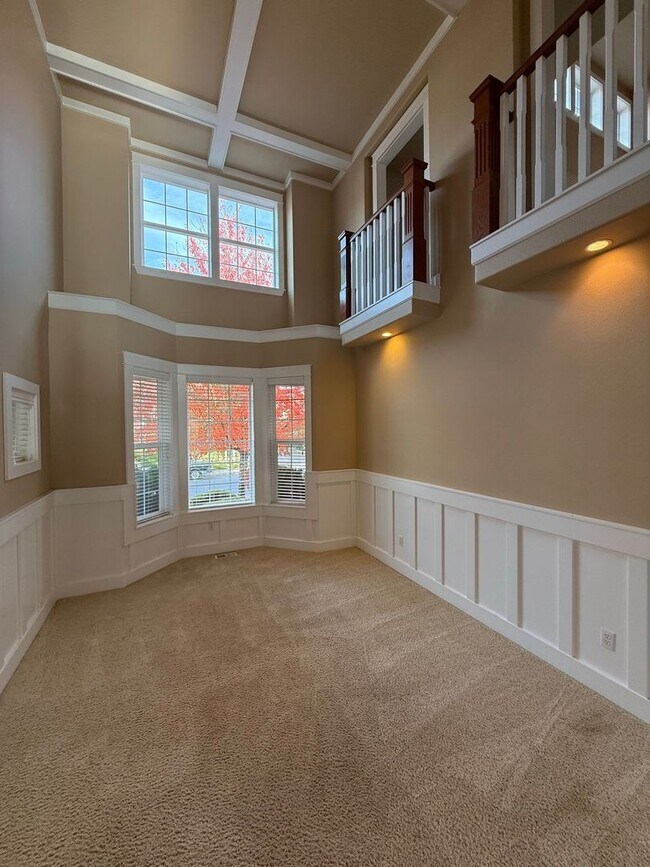 Building Photo - Stunning large 3 bedroom plus bonus rooms ...