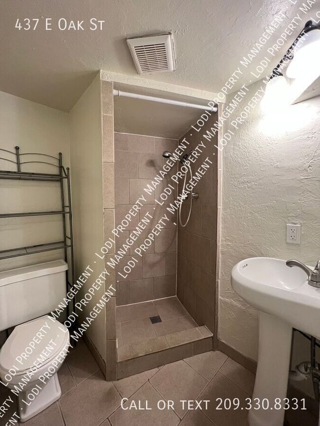 Building Photo - 437 E Oak St