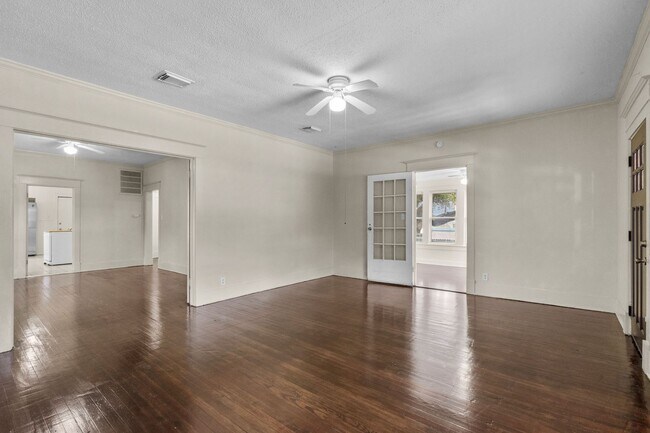 Building Photo - Charming 3 bedroom 1940's bungalow!