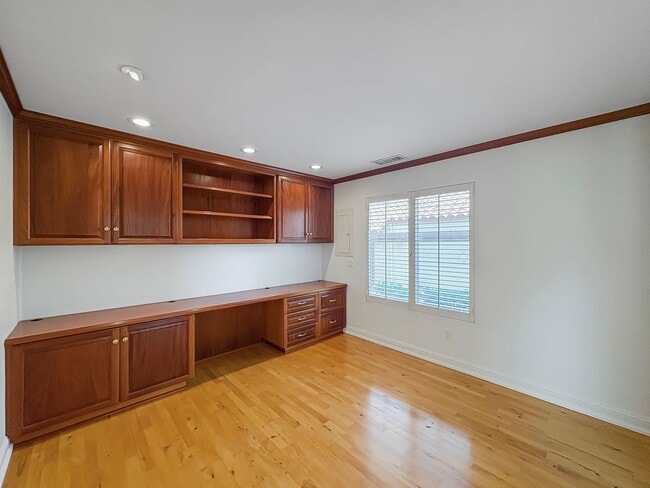 Building Photo - Gorgeous 2B+Office/2BA Townhouse w/ Golf C...