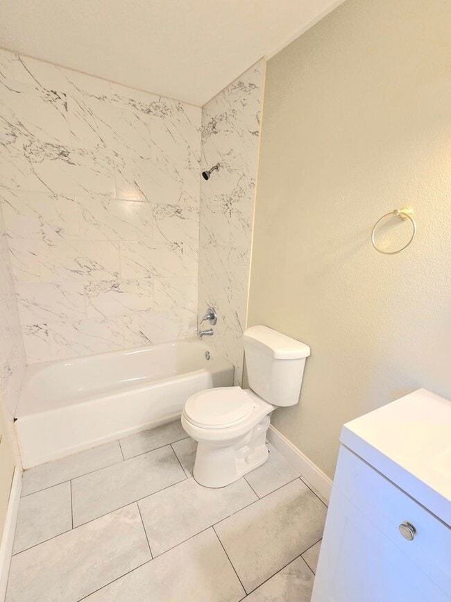 Building Photo - Location, Location!! 3 bedroom condo available now in Altamonte Springs