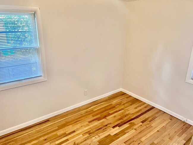 Building Photo - Super Cool Duplex Unit with One Car Garage