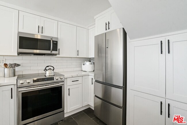Building Photo - 6 Voyage St