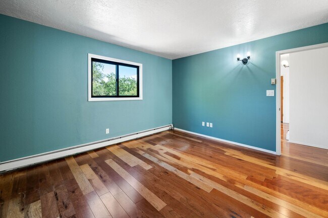Building Photo - Vibrant Home Off Rodeo Rd.
