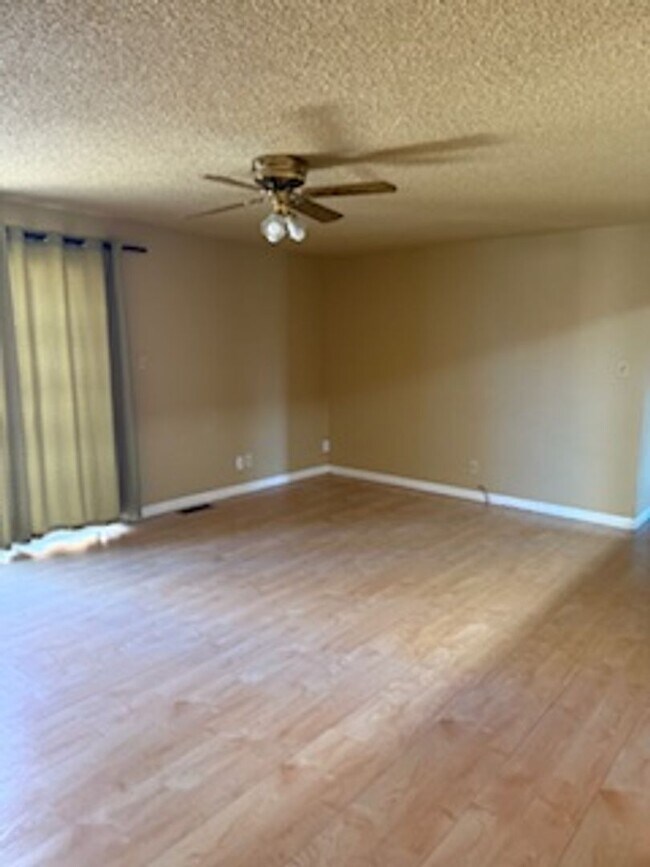 Building Photo - Three Bedroom Home Close to UNR