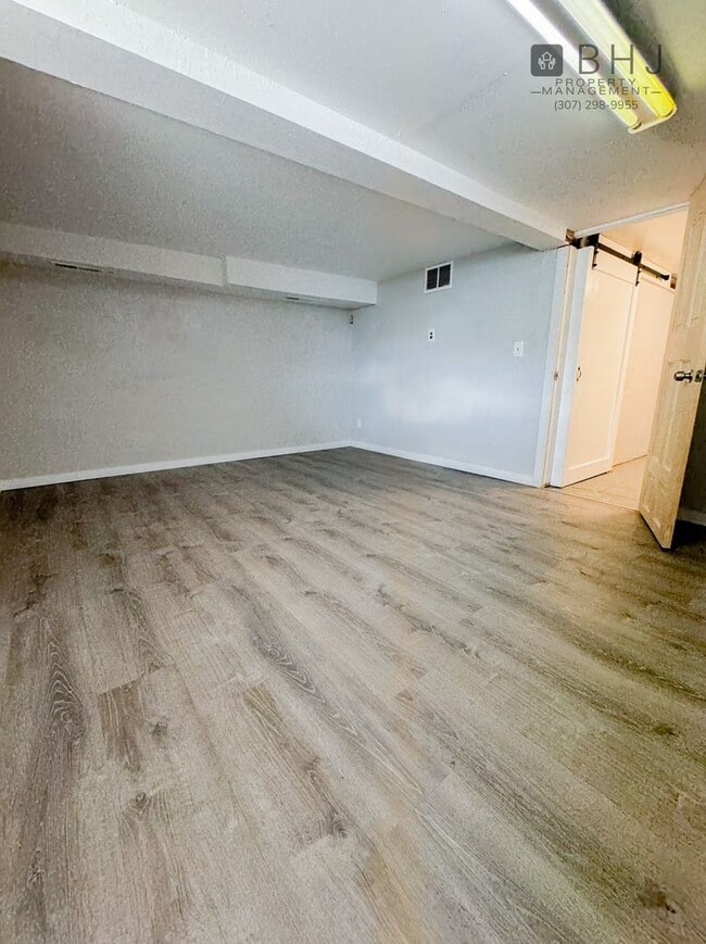Building Photo - DOG FRIENDLY, 3 BED/ 1.5 BATH SINGLE FAMIL...