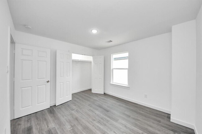 Building Photo - 2322 Wavell St