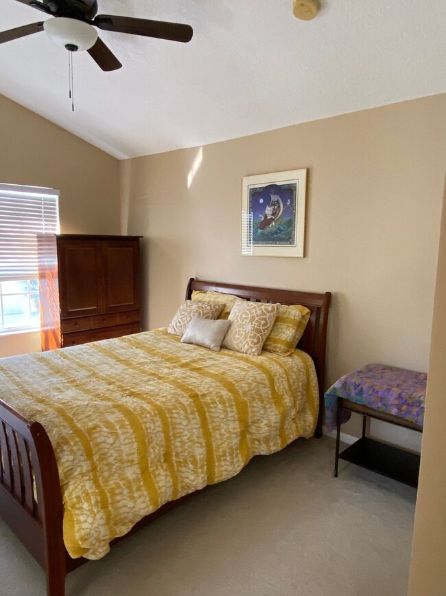 Building Photo - Fully Furnished Town House 3 Bedroom/2.5 B...