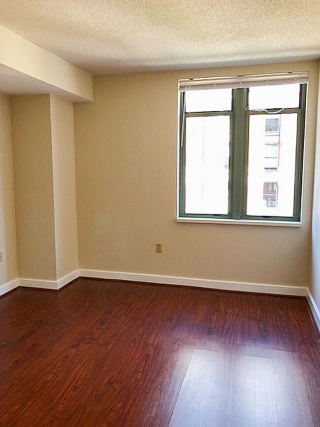 Building Photo - Bright & Spacious 2 Bed 2 Bath High-Rise C...