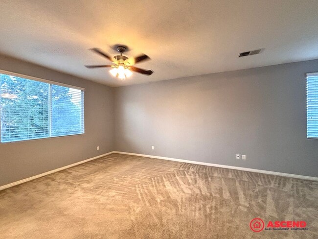 Building Photo - Lovely 5 Bedroom Home In River Oaks Area!