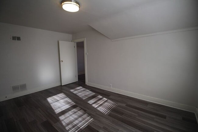 Building Photo - 1523 S 70th St