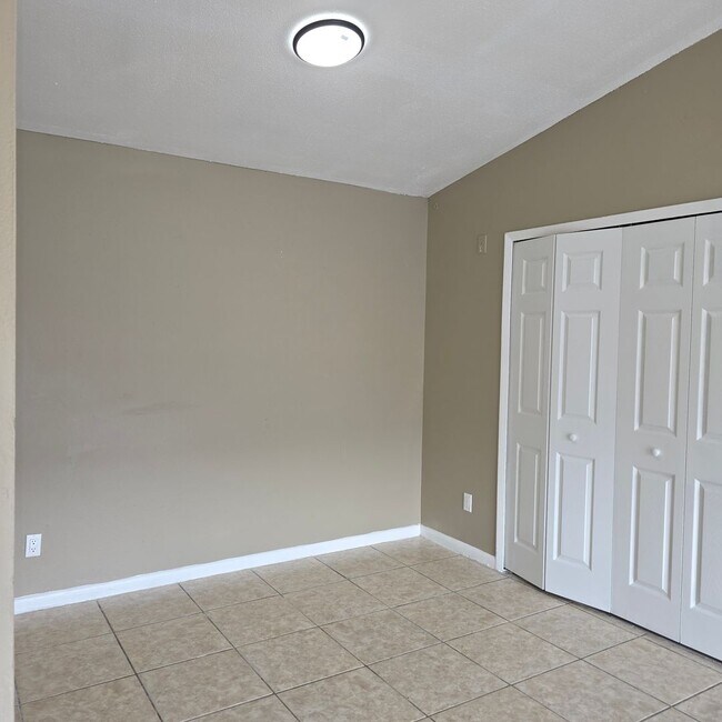 Building Photo - 5207 Via Hacienda Cir