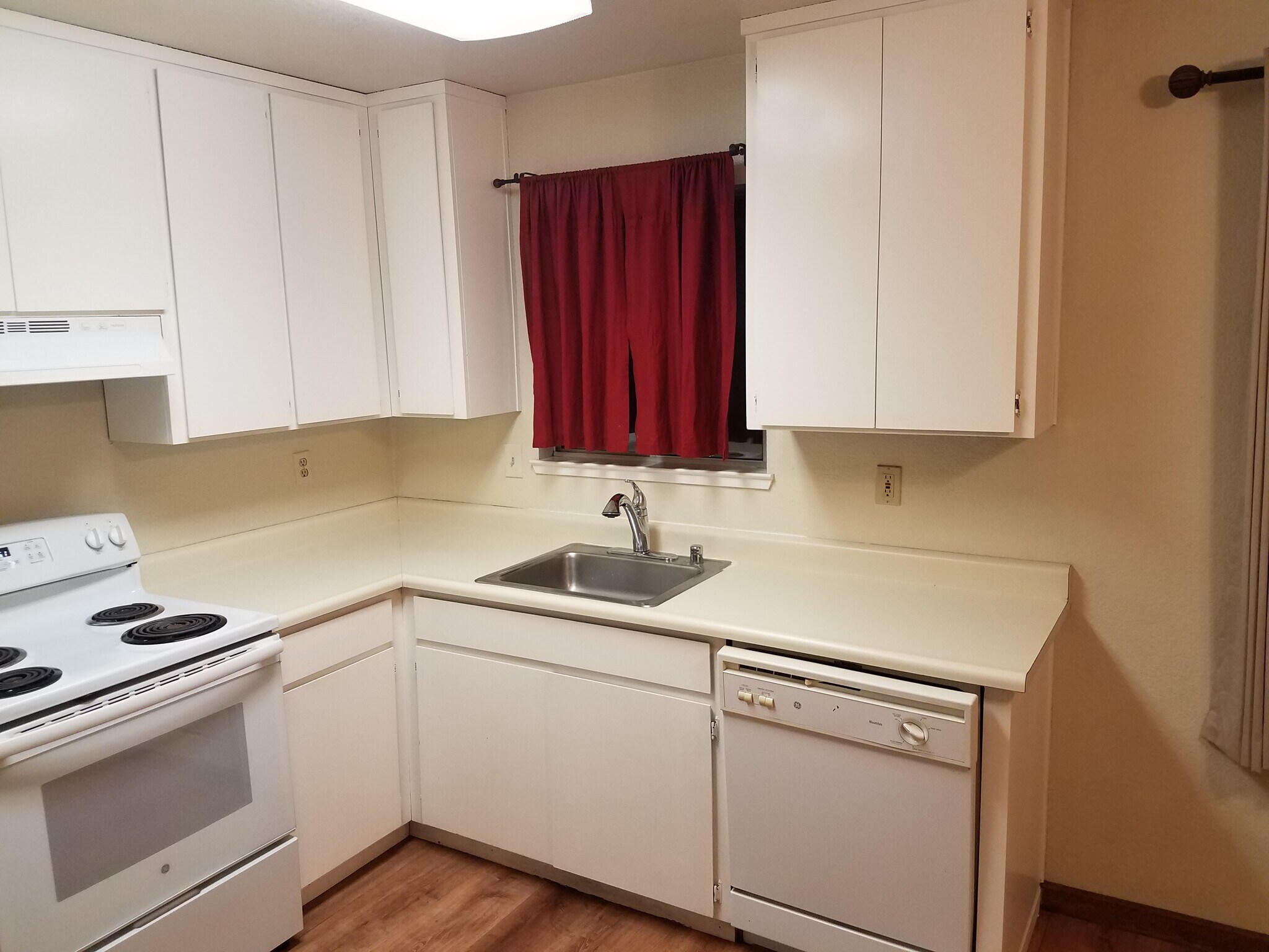 Kitchen - 118 W Beverly Pl