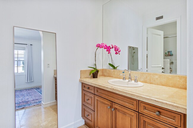 Building Photo - 8005 S Bell Crest Dr